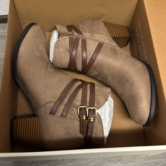 LifeStride Jezebel Bootie (WIDE) - Picture 2 of 10